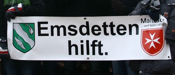 Dieses Foto zeigt ein Banner mit der Aufschrift "Emsdetten hilft".